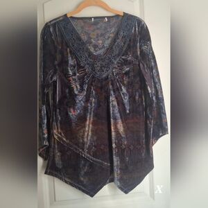 Unity World Wear Womens M Velour Blouse Size PM Petite M Lace V Neck Geometric